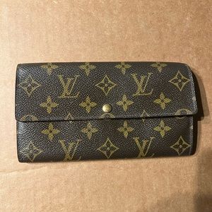 Louis Vuitton Sara Wallet Reposhing @Jebwa loves it but ready to rotate As Is